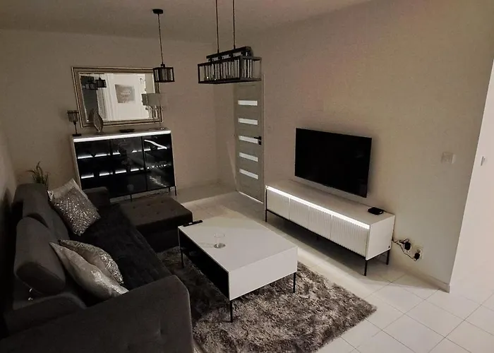 Luxury Apartmen By Airport